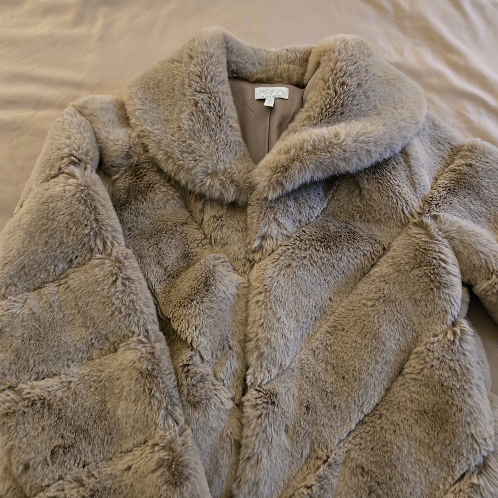 Luxurious Faux Fur Coat in Tan